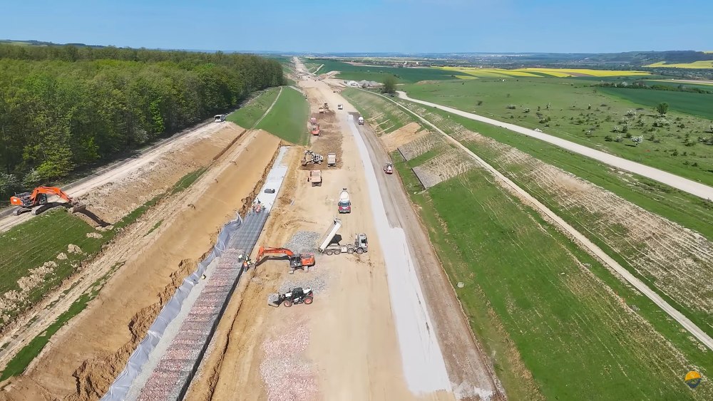Un bărbat a murit pe şantierul Autostrăzii Transilvania. Victima a fost acroșată de un autoexcavator