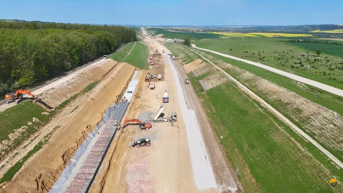 Un bărbat a murit pe şantierul Autostrăzii Transilvania. Victima a fost acroșată de un autoexcavator