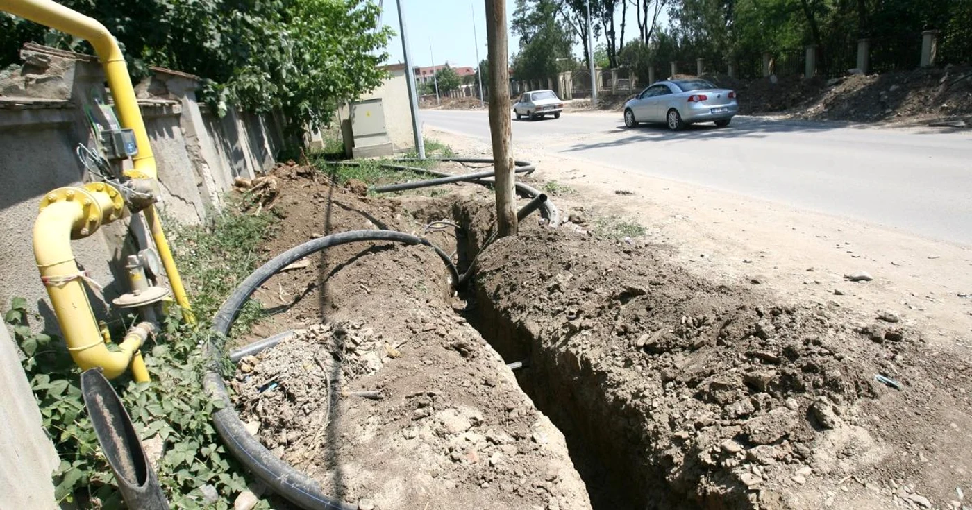 Tinerii săpau un şanţ pentru scoaterea cablului Foto: arhivă