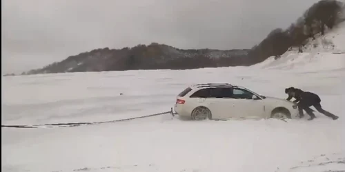 Familie cu un copil de 6 ani înzăpezită cu mașina pe un platou din Țara Loviștei Vâlcea Sursă Jandarmeria Vâlcea mp4 thumbnail png