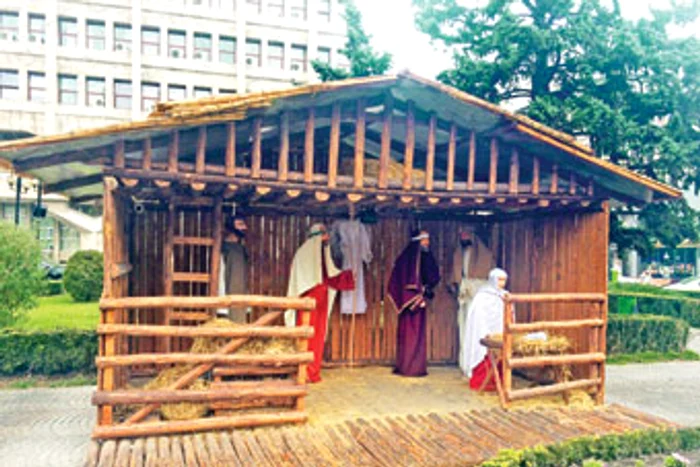 Autorităţile din Ploieşti au comis-o din nou. Manechinele din ieslea instalată în centrul oraşului nu par tocmai prietenoase