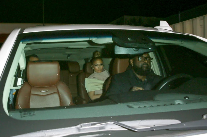 Şoferul lui Jennifer Lopez a dat cu maşina peste un paparazzofoto: profimedia