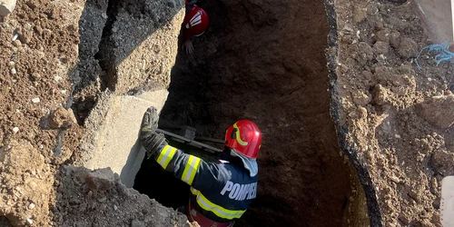 Muncitor surprins de un mal de pământ, salvat de pompieri. FOTO ISU Dâmbovița
