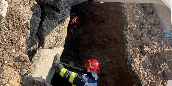 Muncitor surprins de un mal de pământ, salvat de pompieri. FOTO ISU Dâmbovița