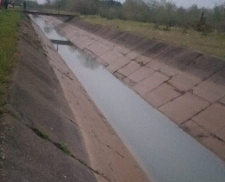 Un copil de cinci ani a murit după ce a căzut cu bicicleta într-un canal cu apă din Suceava