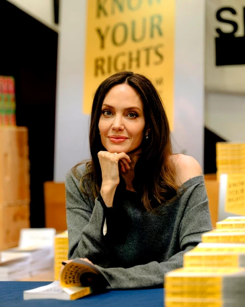 Angelina Jolie, emoționată până la lacrimi de fiica Zahara. Ce mândră e  vedeta de adolescentă