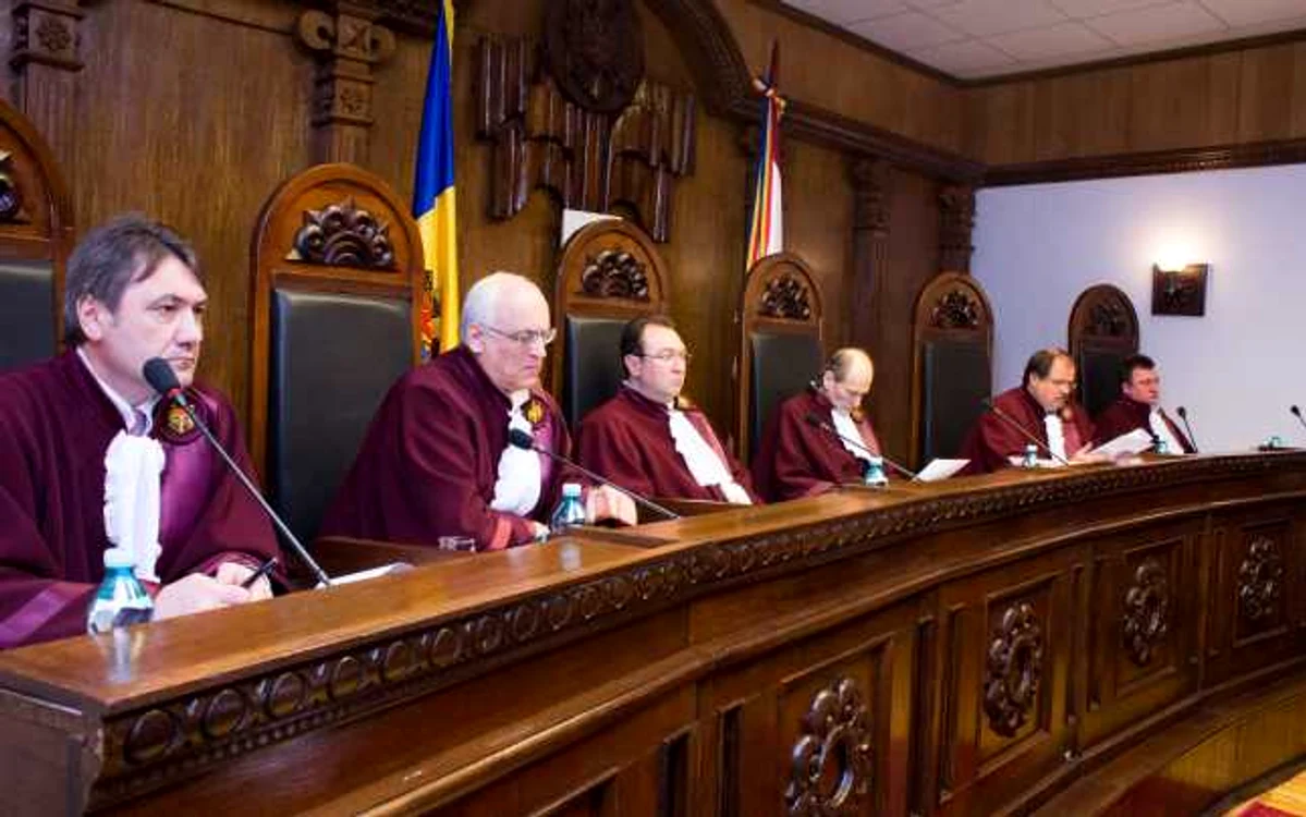 Mulţi dintre actualii judecători constituţionali au câte un trecut politic în spate
