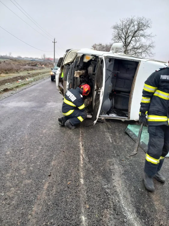 Maşina a derapat şi s-a răsturnat FOTO ISU Ialomiţa