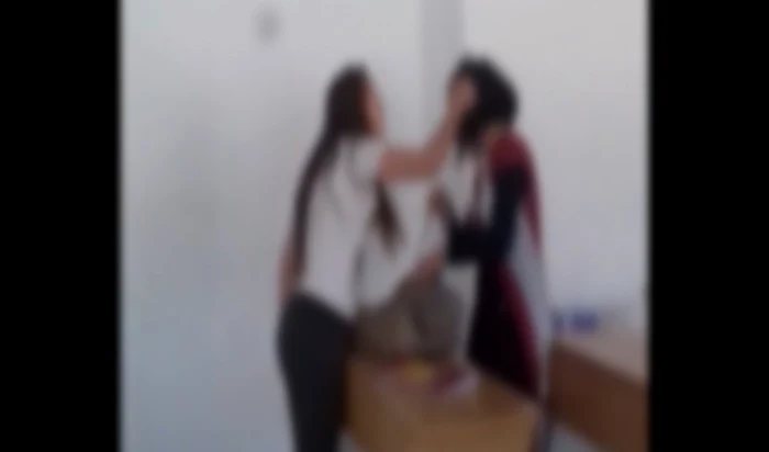 Agresoarea a primit nota 2 la purtare, a fost mutată disciplinar într-o altă clasă şi va fi obligată, împreună cu familia sa, să participe la şedinţe de consiliere până la sfârşitul acestui an şcolar şi întreg anul viitor.