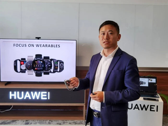 Wang Wei, Country Manager Huawei Consumer BG Romania, prezentând Huawei Watch 3.