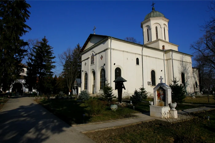 Mii de credincioşi ajung anual, de Izvorul Tămădurii, la Mănăstirea Ghighiu. FOTO Adevărul