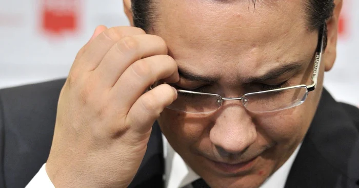 Comisia Universităţii din Bucureşti a decis că Victor Ponta a plagiat 115 pagini FOTO: Mediafax