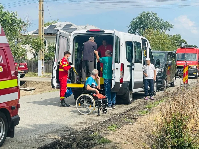 27 de persoane au fost transferate de la Mihăești în centre din județele de domiciliu FOTO: Pref. OT