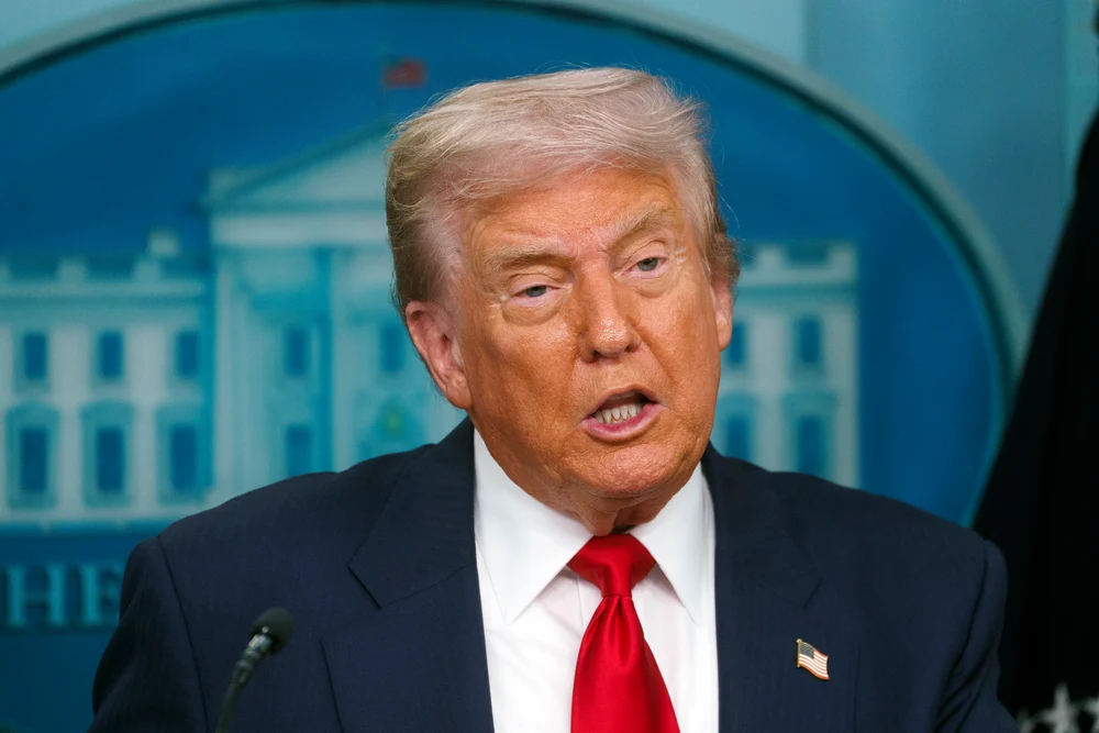 „Hai că începe!”. Mesajul vag transmis, într-un târziu, de Donald Trump cu privire la incidentele grave din Poloniei