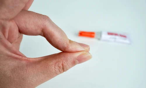 superglue_lipici_shutterstock 2466720111 jpg