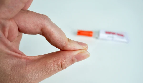 superglue_lipici_shutterstock 2466720111 jpg