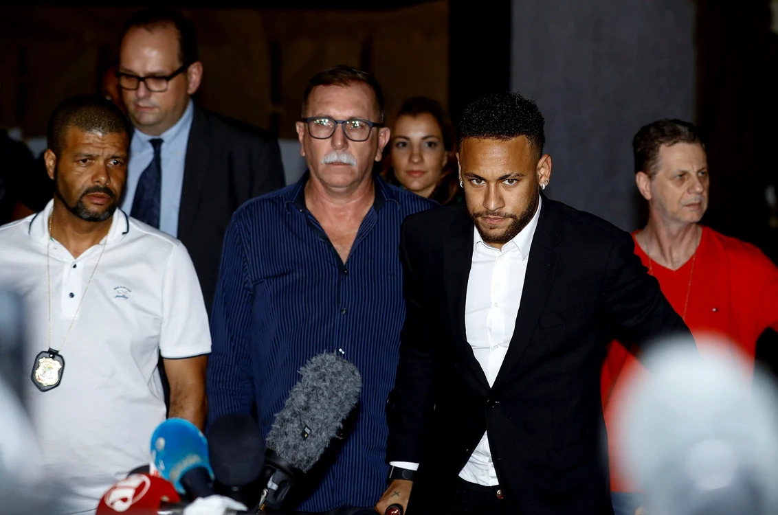 Înconjurat de avocați, Neymar Jr n-a vorbit prea mult cu ziariștiiFoto: EPA-EFE