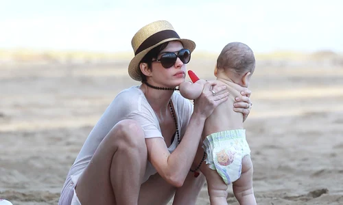Anne Hathaway & Adam Shulman Enjoy The Beach With Friends In Hawaii jpeg