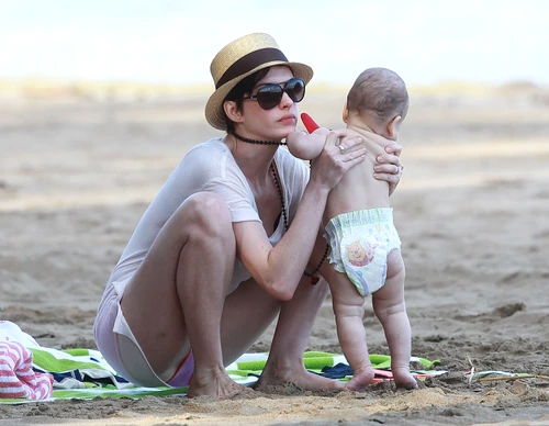 Anne Hathaway & Adam Shulman Enjoy The Beach With Friends In Hawaii jpeg