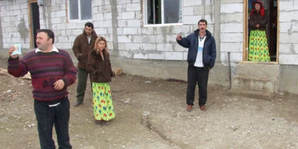 Sătenii din comuna Gura Văii şi-au ridicat case noi cu materiale de la Primărie