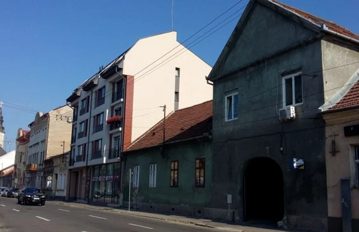 Supraimpozitarea vizează toate clădirile din zona centrală a municipiului Oradea care nu se "aliniază" din punctul de vedere al înălţimii