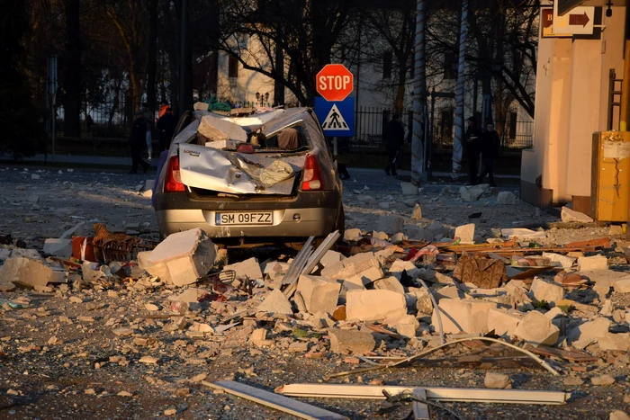 Deflagrația a distrus și mașinile din parcare FOTO: buletindecarei.ro