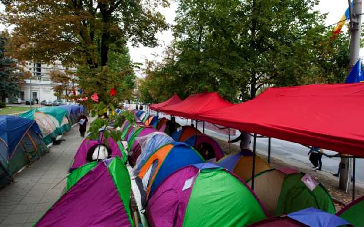 Protestatarii din
Piaţa Marii Adunări Naţionale cred că manifestaţia din scuarul Parlamentului
este organizată fără suflet. FOTO Alexandru Tarlev