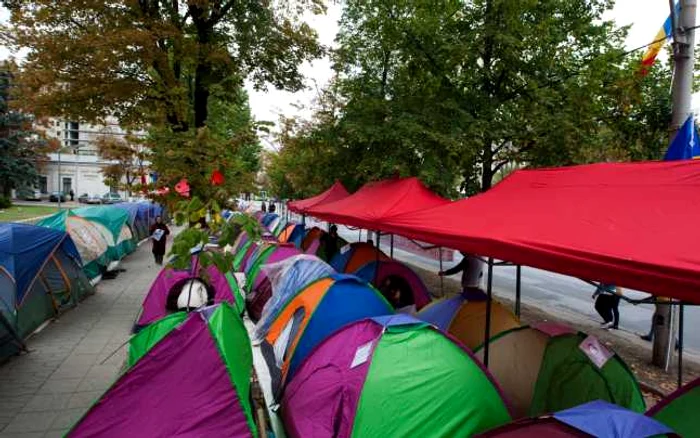 Protestatarii din
Piaţa Marii Adunări Naţionale cred că manifestaţia din scuarul Parlamentului
este organizată fără suflet. FOTO Alexandru Tarlev