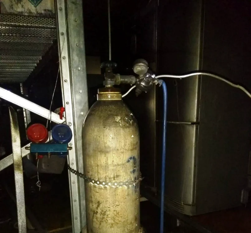 În hală erau şi butelii cu oxigen