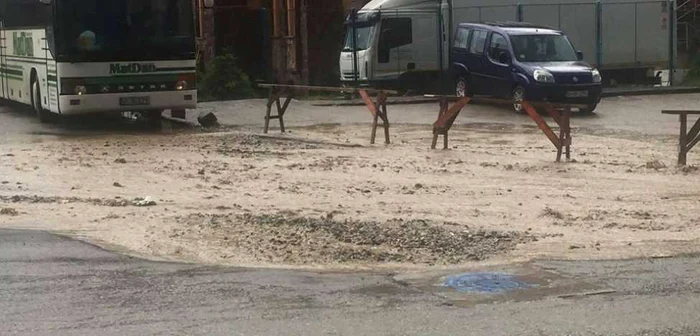 Strada spre castel a ajuns sub ape. FOTO: Grupul de Iniţiativă Civica.