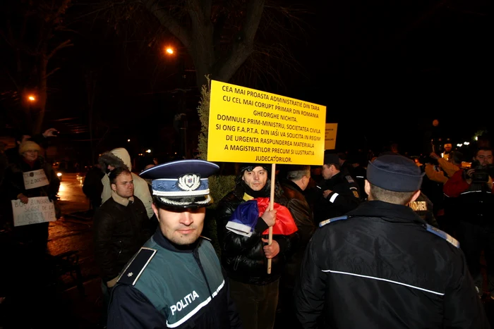 Protestatari la dineul organizat de Primaria Iasi