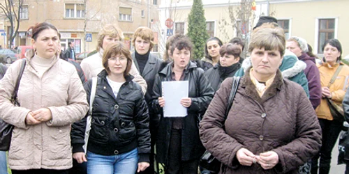 Cadrele didactice şi nedidactice au ieşit în stradă