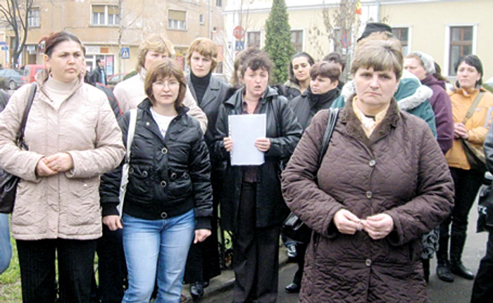 Cadrele didactice şi nedidactice au ieşit în stradă