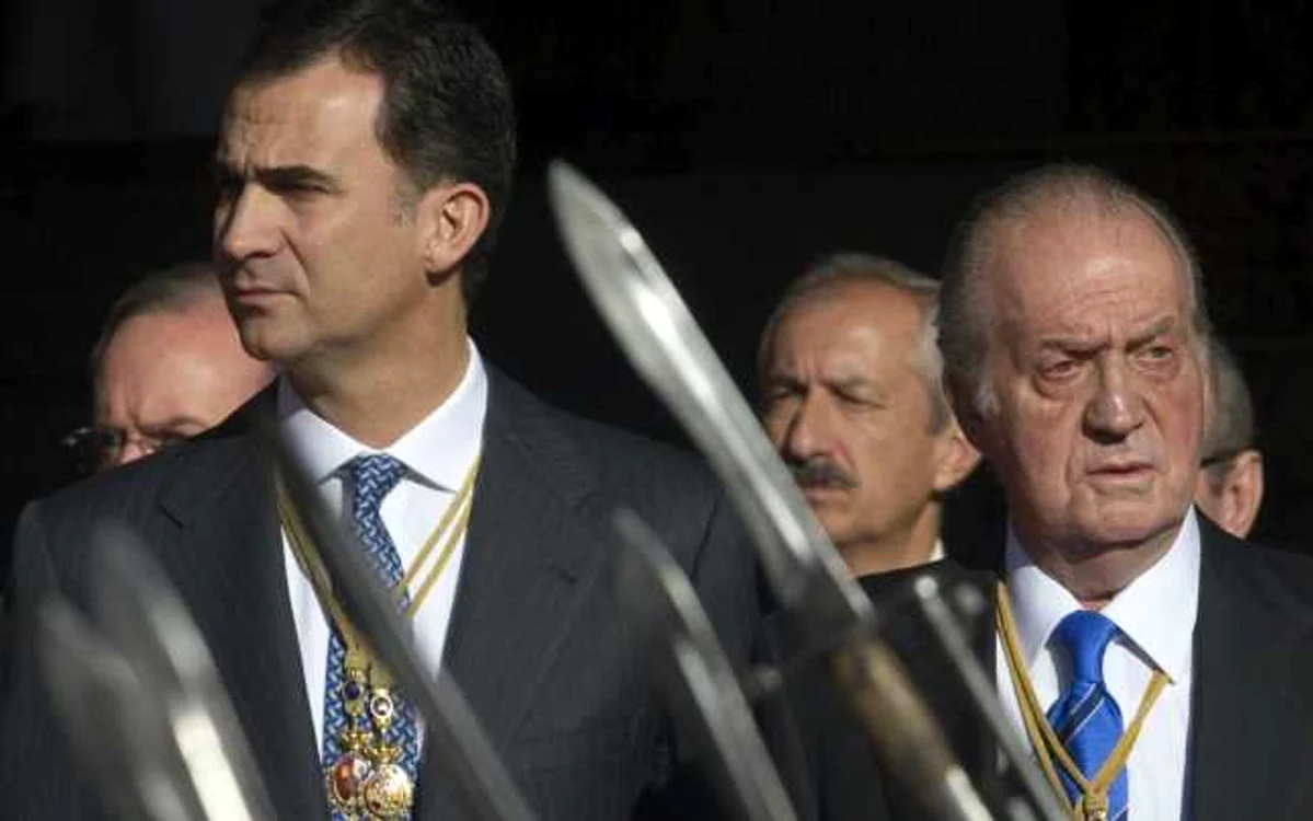 Regele Juan Carlod (dreapta) şi fiul său, Prinţul Moştenitor Felipe FOTO Reuters