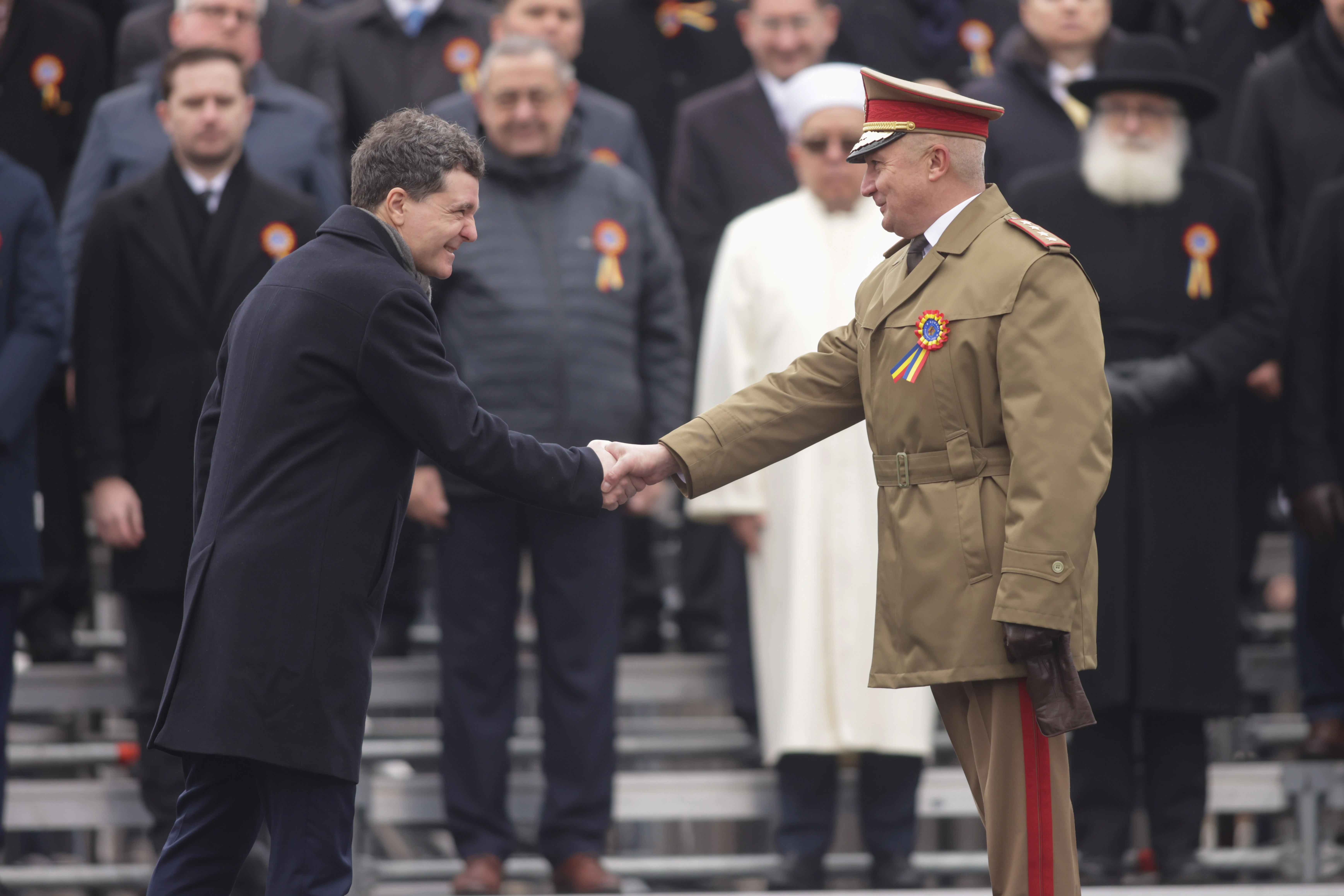 Nicușor Dan, baie de mulțime dupa paradă. Ce mesaj le-a transmis românilor și ce spune despre șefia MApN