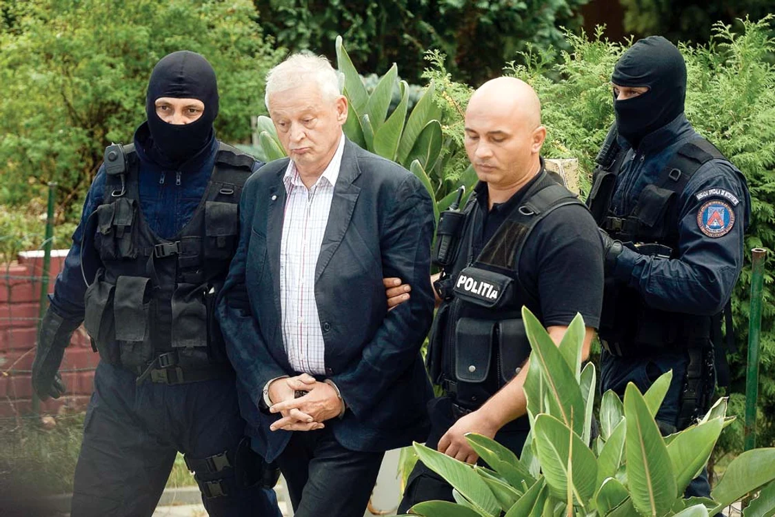 
    Sorin Oprescu a fost scos  din casa din Ciolpani  cu cătuşe la mâiniFoto: Mediafax  