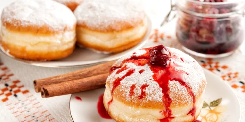 Gogosi cu dulceata Foto shutterstock 533120935 jpg