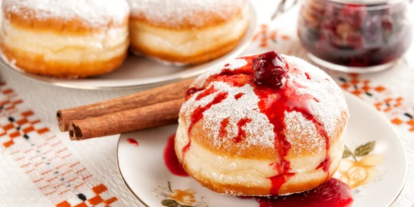 Gogosi cu dulceata Foto shutterstock 533120935 jpg