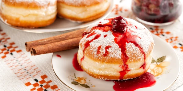 Gogosi cu dulceata Foto shutterstock 533120935 jpg