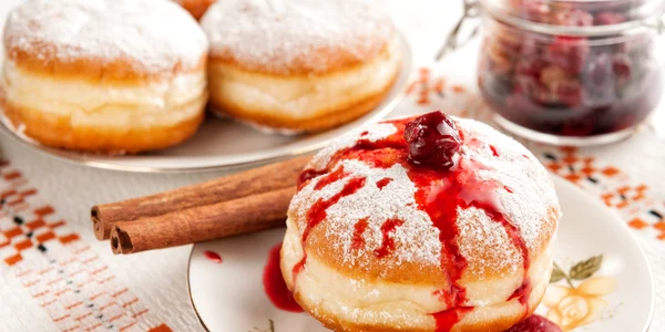 Gogosi cu dulceata Foto shutterstock 533120935 jpg