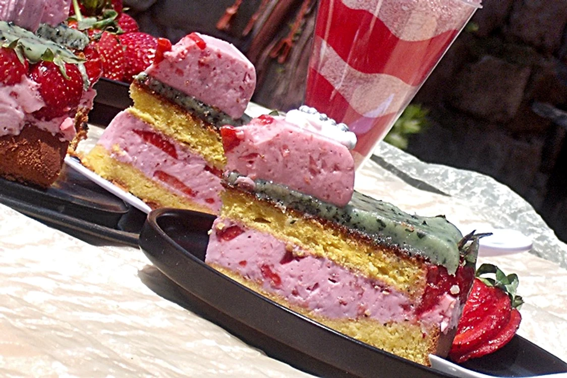 
    Tort racoritor cu fructe  