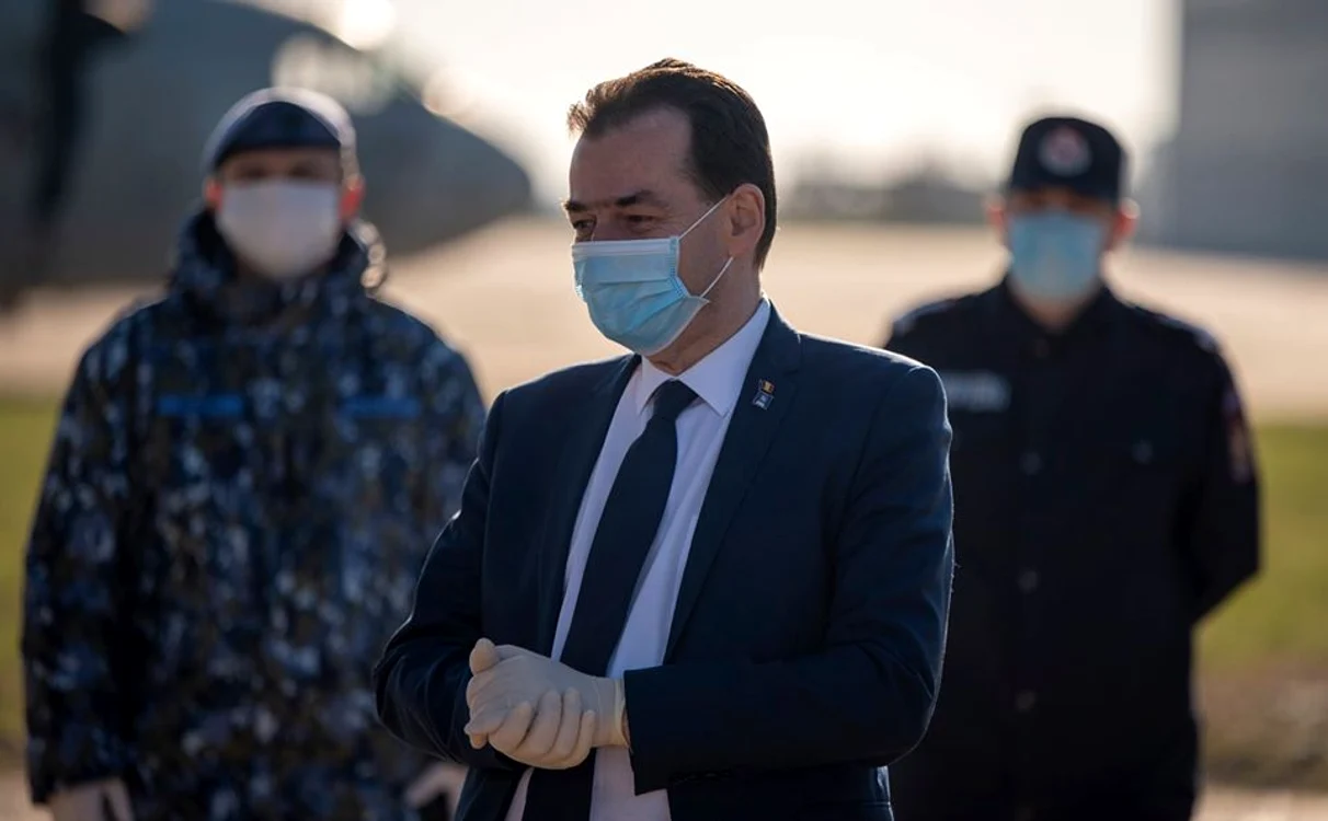 Premierul Ludovic Orban a venit la baza militară pentru a-i conduce pe medicii care au plecat în Italia