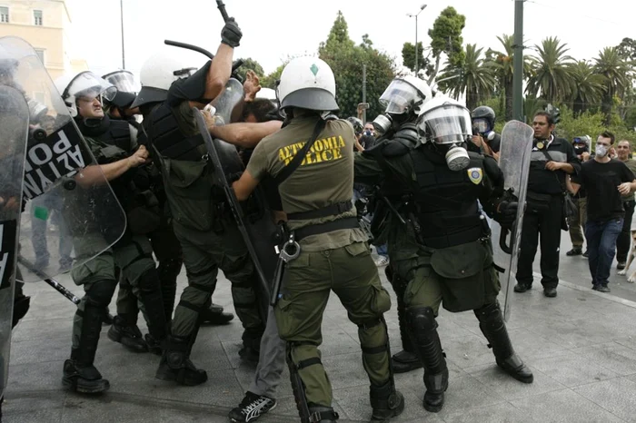 Confruntări între poliţie şi manifestanţi la Atena
