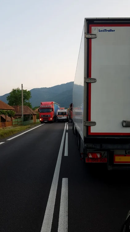 Coadă de maşini de peste 40 de km pe Valea Oltului - Vâlcea, pe sensul Sibiu - Vâlcea, în urma unor accidente la indigo la Brezoi şi Bujoreni; Foto Adevărul credit M Stoica