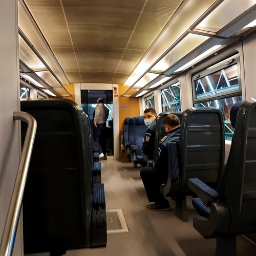 Primul tren de la Otopeni spre Gara de Nord a circulat gol, la bord fiind doar niște polițiști și câțiva ziariști