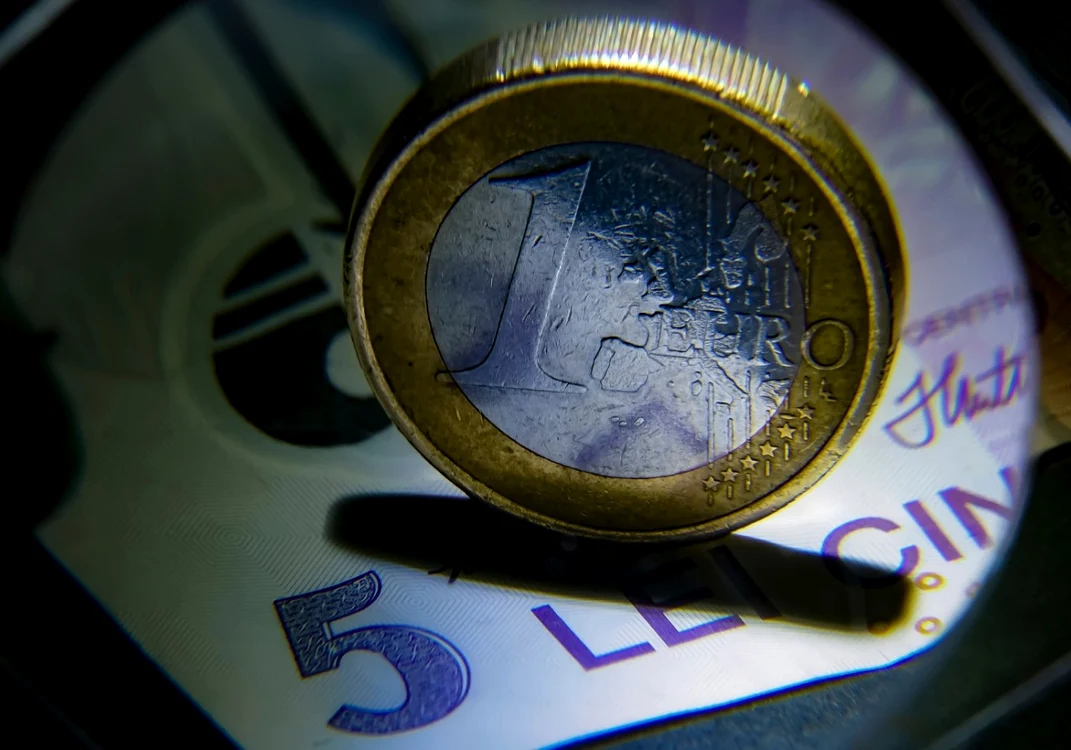Doar intervenția BNR a făcut ca euro să nu sară, oficial, de pragul de 5 lei. FOTO Shutterstock