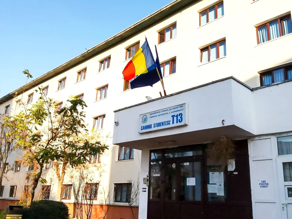 Un cămin studențesc cu steagul României