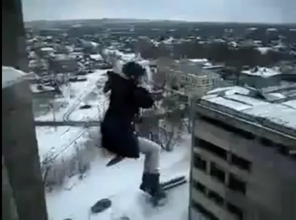Sute de tineri își riscă viață, sărind de la înălțimi mari, fără să își ia măsurile de siguranță corespunzătoare