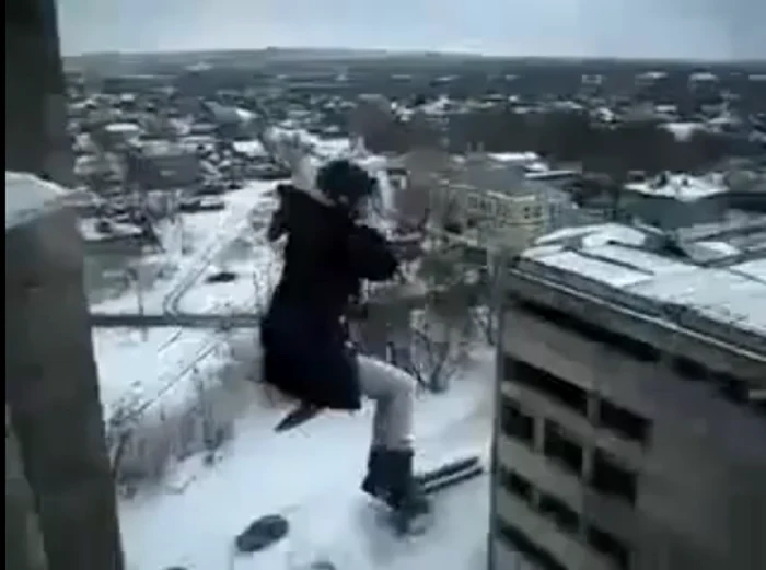 Sute de tineri își riscă viață, sărind de la înălțimi mari, fără să își ia măsurile de siguranță corespunzătoare