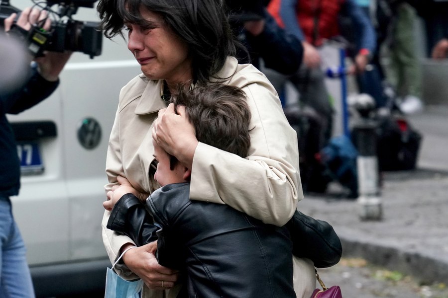 Elevă care a scăpat cu viață din masacrul de la o școală din Belgrad: „M-am întins peste prietenii mei morți”